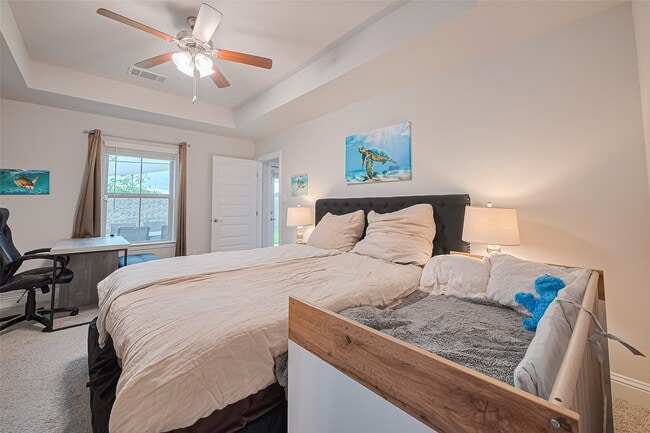 Building Photo - 2712 Golden Palms Ln