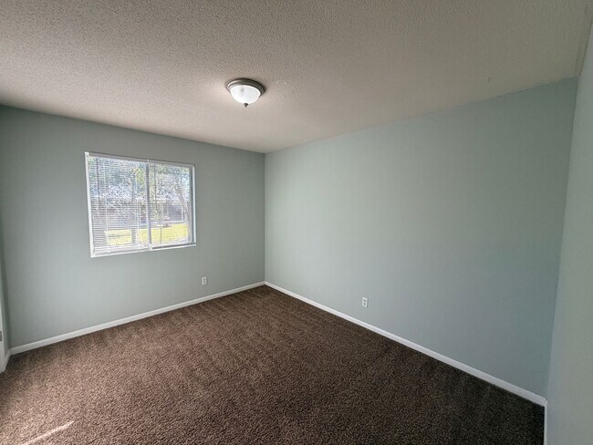 Building Photo - Check Out This 2Bedroom/1Bath Apartment!