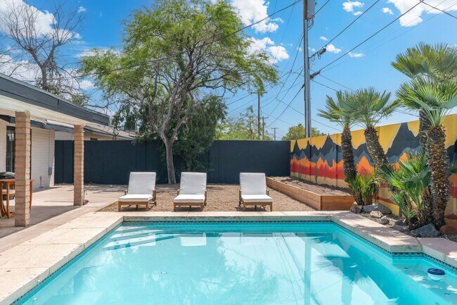 Building Photo - 9 E Del Rio Dr
