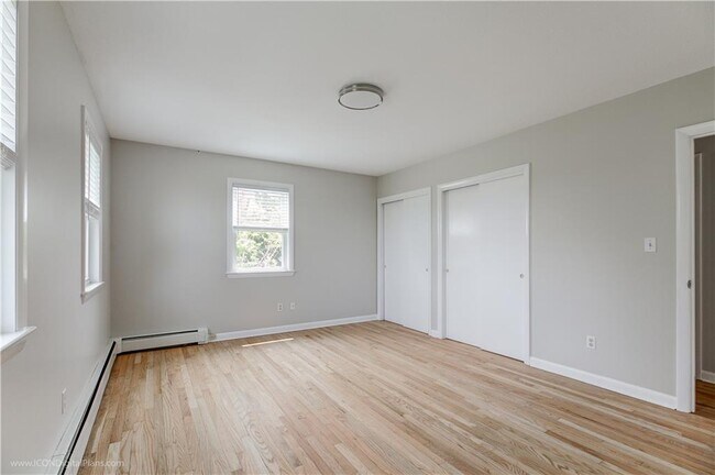 Building Photo - 501 Sandy Point Ave