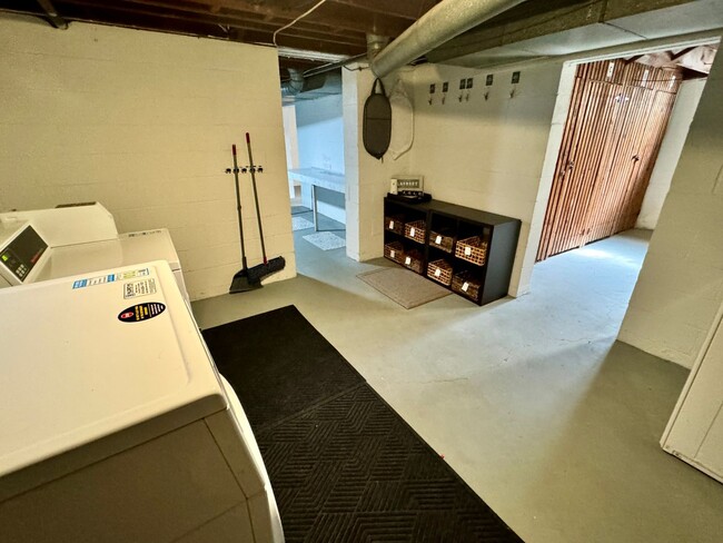 Building Photo - 1 Bedroom - Grandview Area