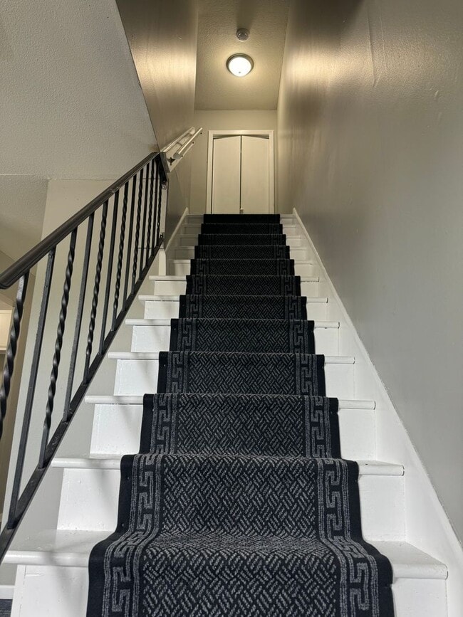 Building Photo - 1315 N Dowling Ave