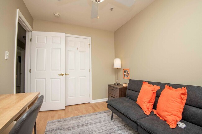 Building Photo - Knoxville 37916 - 3 bedroom, 2 bath condo in UT area, Short term rental considered @ $3400 a mont...