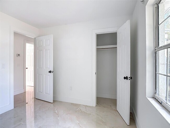 Building Photo - 201 Valencia Dr