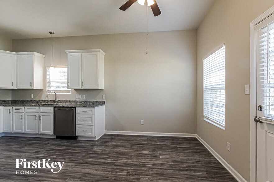 Building Photo - 2301 Jacobs Ct