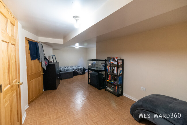 Building Photo - Spacious 1 bed/1 bath Garden Unit