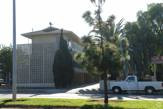 Primary Photo - Golf Club Manor Apartments