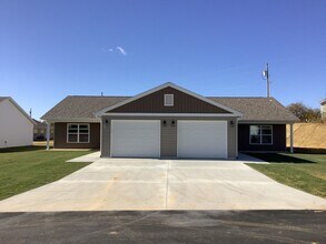 Building Photo - Highland Point Dr 879/881