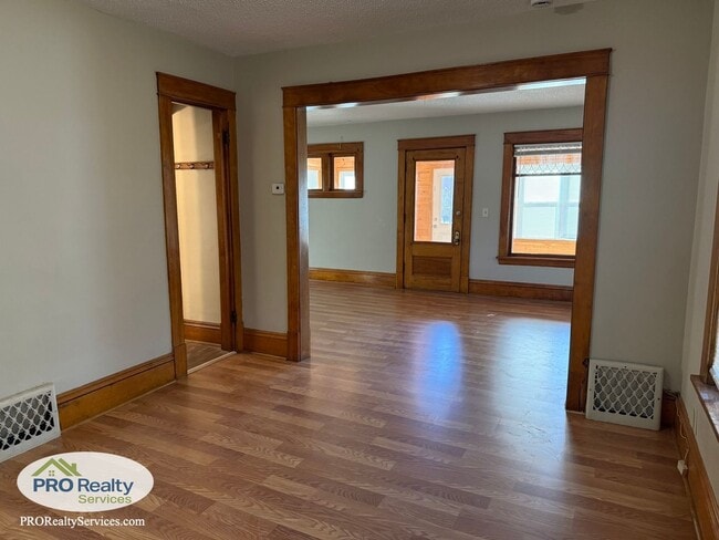 Building Photo - Updated 3 Bedroom House