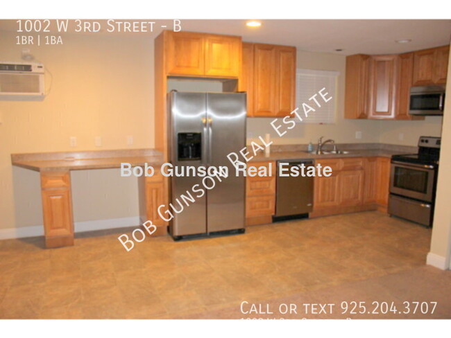 Building Photo - 1002 W 3rd St