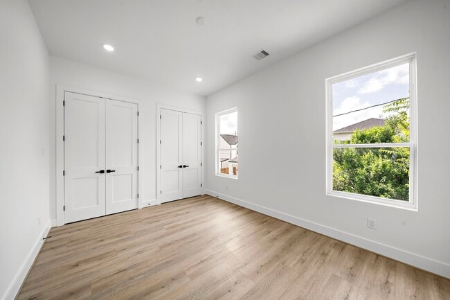 Building Photo - 406 E 33rd St