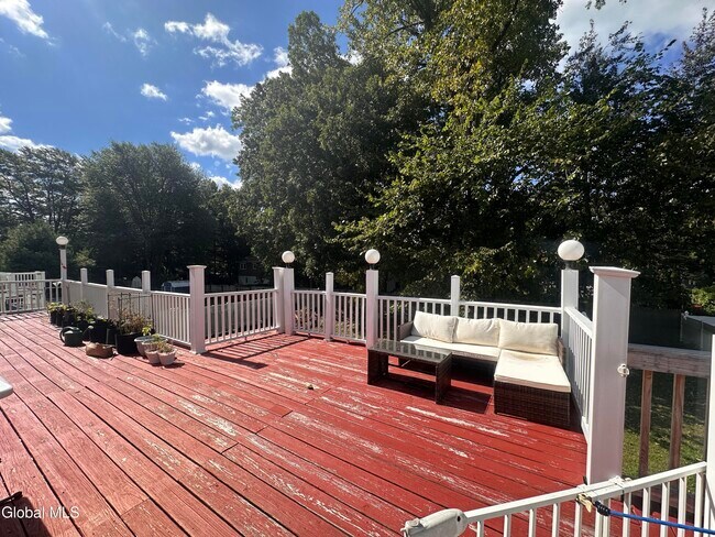 Building Photo - 4 Thoroughbred Ln