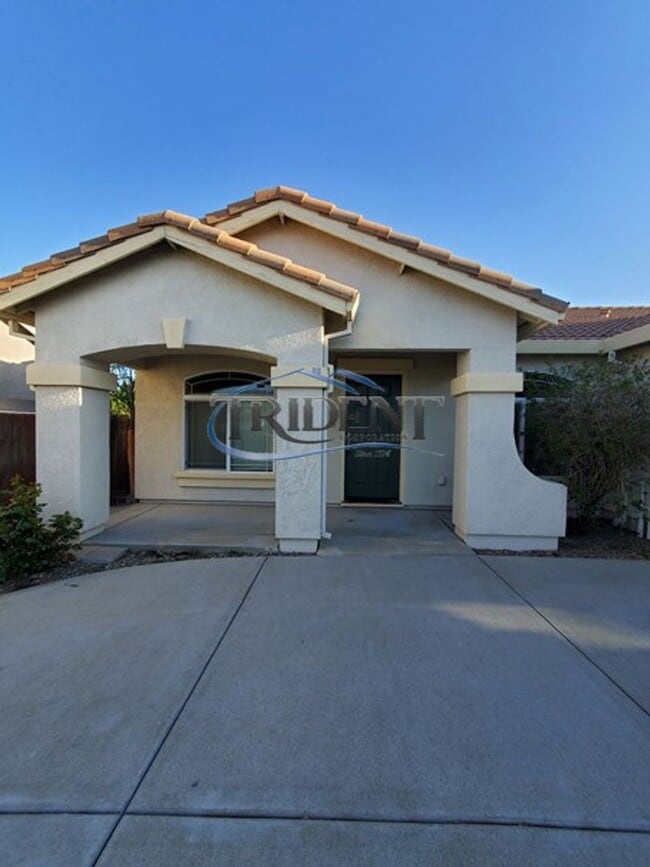 Building Photo - 4 bedroom, 2 bath house