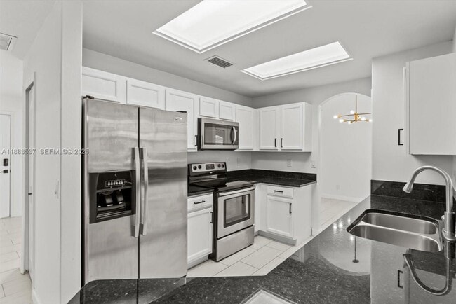 Building Photo - 1392 SW Sudder Ave