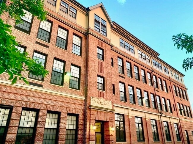 Building Photo - 72 Ashland St