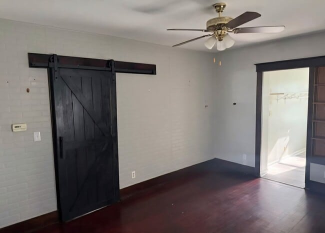 Building Photo - 3 bedroom, 2 bathroom Renovated House