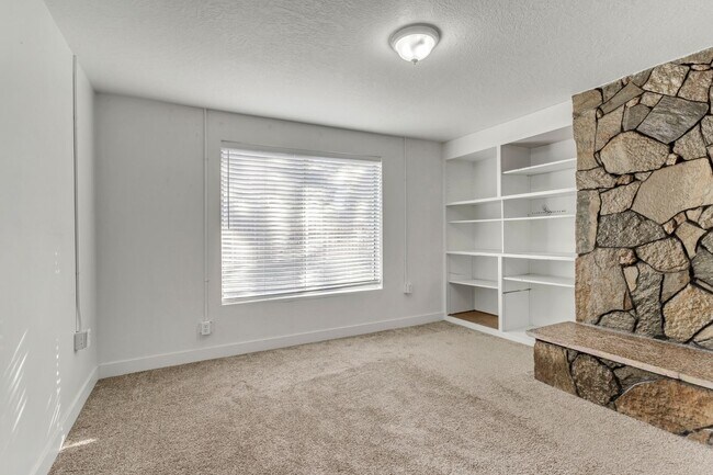 Building Photo - 13413 Minuteman Dr