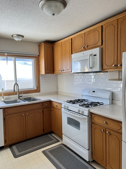 Kitchen - 620 Oak Park Ln