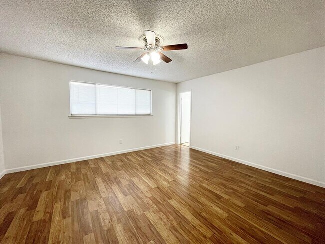 Building Photo - 13897 Hollowgreen Dr