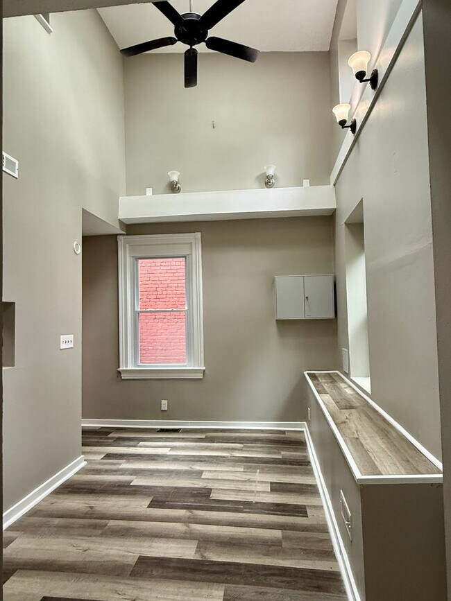 Building Photo - 3 bedroom apartment by UC campus!