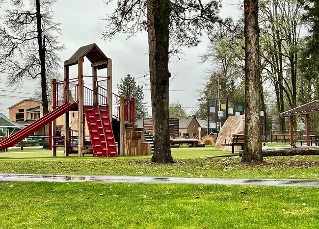 Building Photo - Meticulously maintained