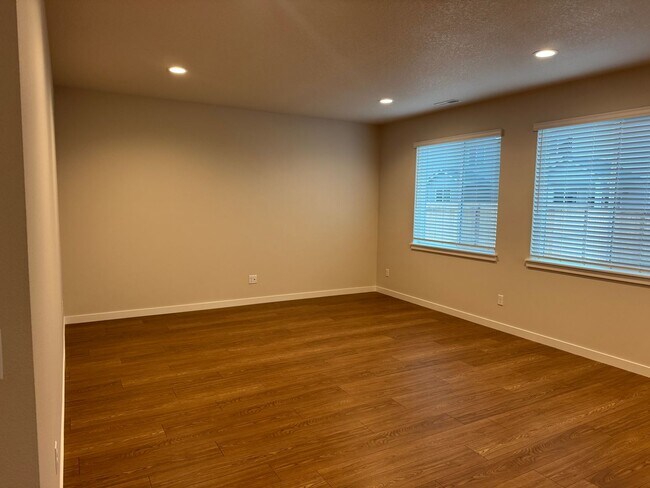 Building Photo - Spacious 3 Bedroom – Move-In Ready!