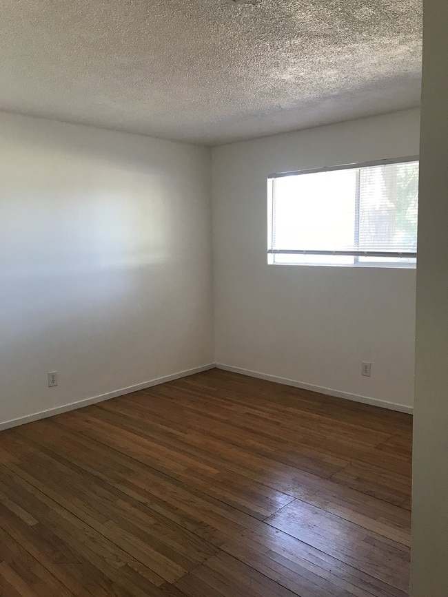 Building Photo - 1059 La Mesa Dr