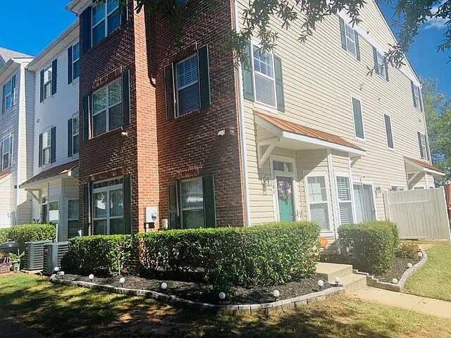 Building Photo - 2201 Raven Rd