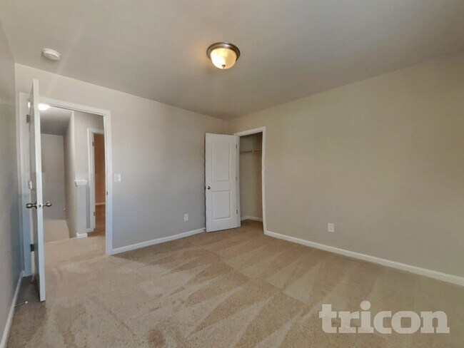 Building Photo - 572 Lakerun Dr