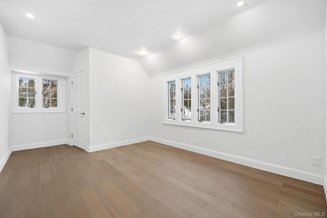 Building Photo - 2 Wynmor Rd