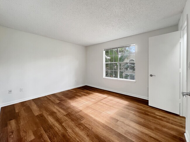 Building Photo - 1011 Crystal Way