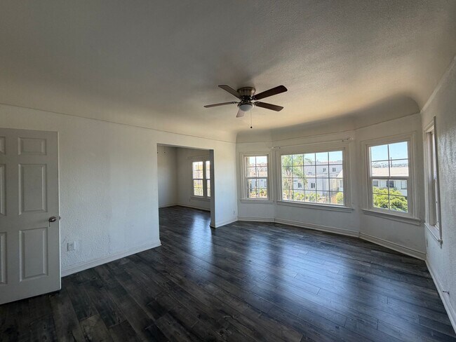 Building Photo - Mid-City Top Floor 2 Bedroom 1 Bath Gem
