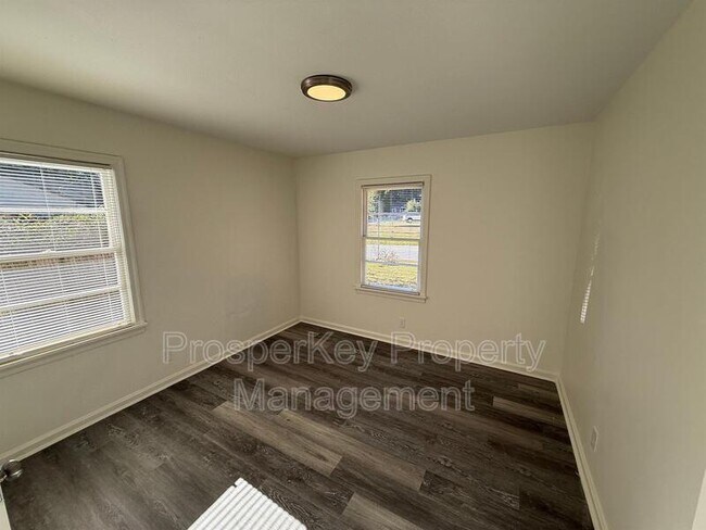 Building Photo - 828 Pamela Dr