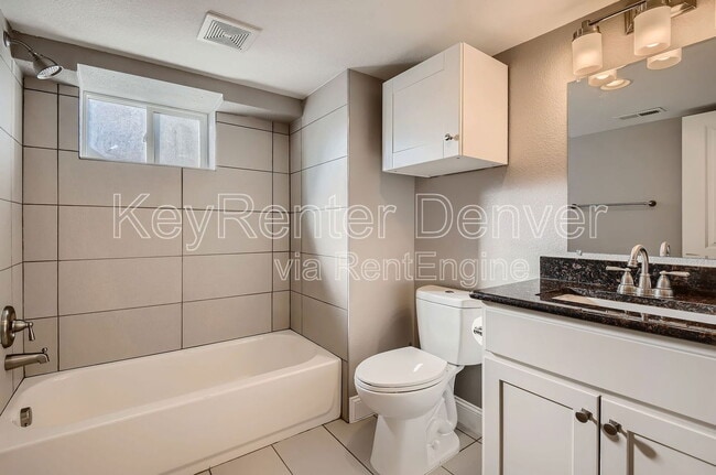Building Photo - 1418 Roslyn St