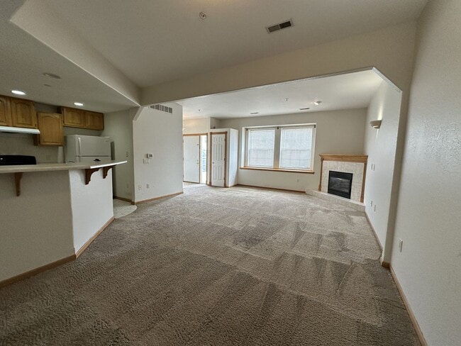 Building Photo - Spacious Townhouse Style Condo in Brookfield!