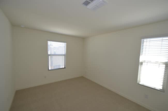 Building Photo - 1306 E Sparrow Dr