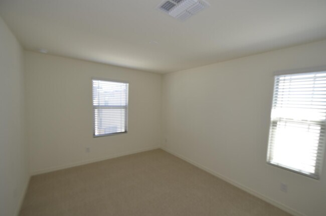 Building Photo - 1306 W Sparrow Dr
