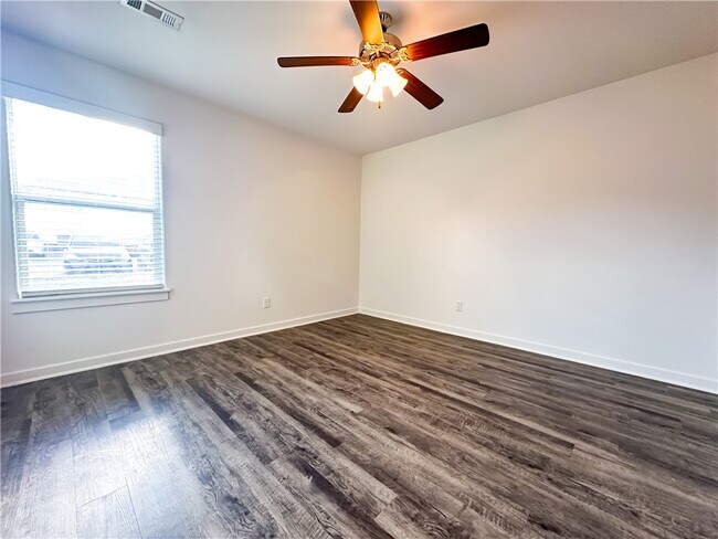 Building Photo - 325 Brook Ct
