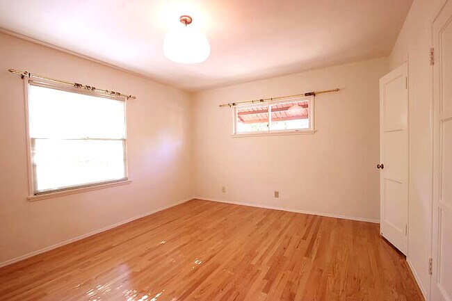Building Photo - 12700 Kling St