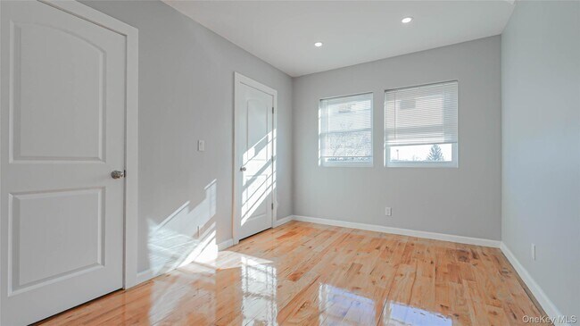 Building Photo - 436 E 5th St