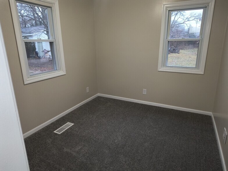 Building Photo - 746 S Wolf Lake Rd
