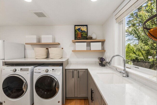 Building Photo - 3Bd/1.5Ba Kirkland Home