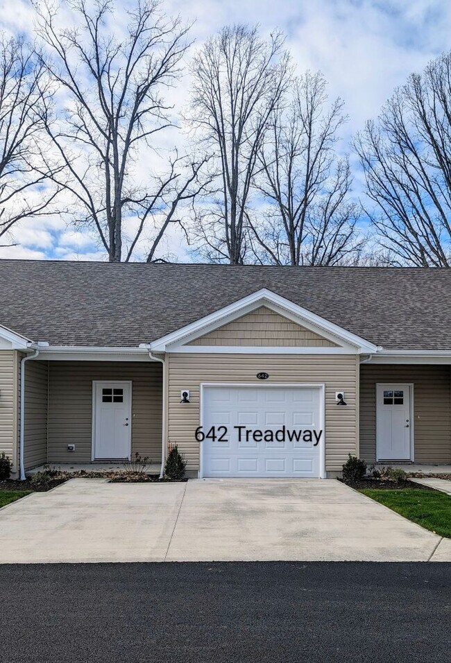 2 Bedroom ranch Treadway Ponds Cluster Homes 642 Treadway Blvd
