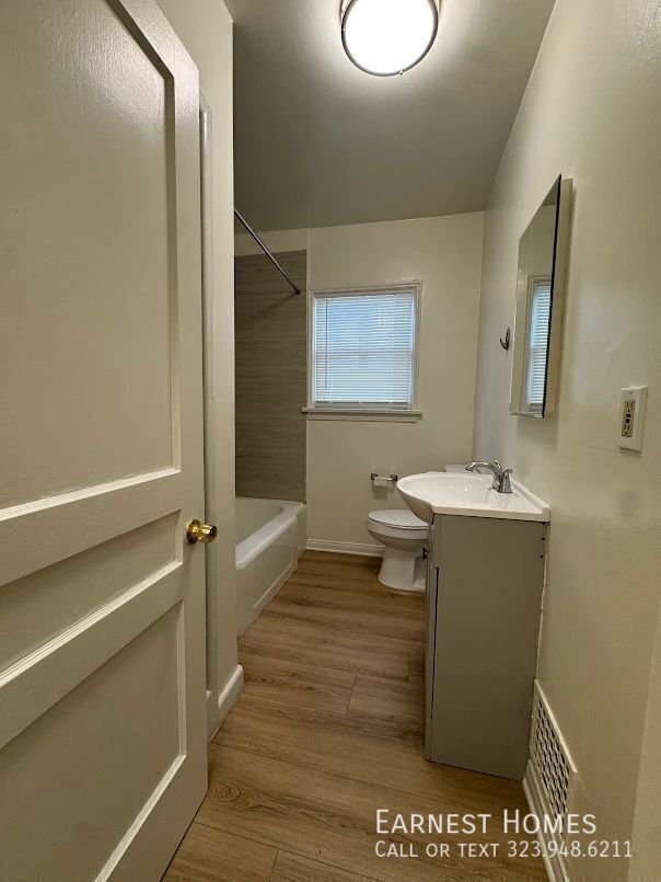 Building Photo - 127 N Doheny Dr