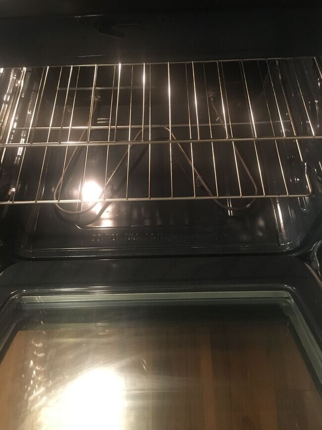 Building Photo - Chico 2 bed, one bath Duplex Private court...