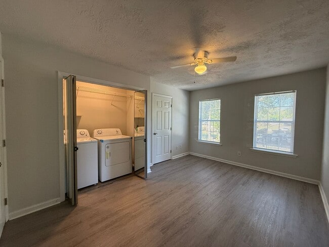 Building Photo - Updated 2BED/1BATH Townhome with bonus fle...