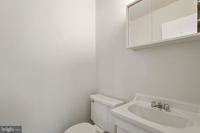 Building Photo - 8032 Lakecrest Dr