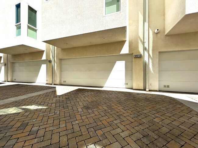 Building Photo - 10917 1/2 Otsego St