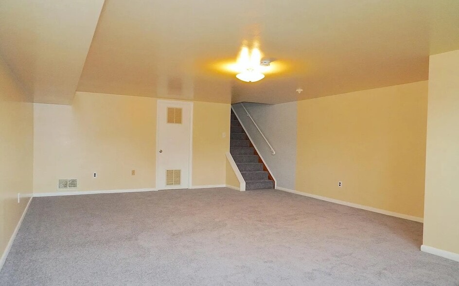 Building Photo - 945 Elm Rd