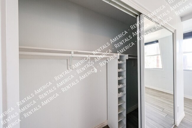 Building Photo - 1601 W Sunnyside Dr